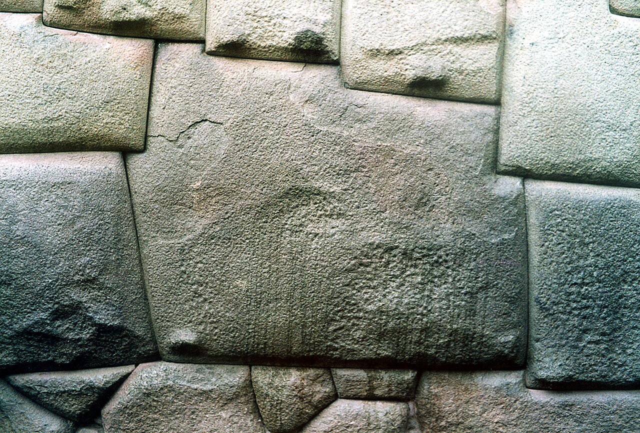 Pedra de doze ângulos, Cusco